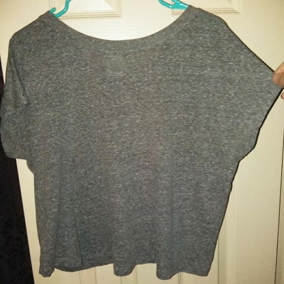 Grey t-shirt with a rose on it - Picture 2 of 2